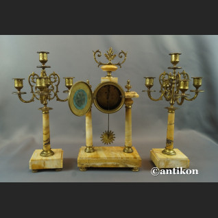 Zegar ze świecznikami z marmuru Zegar ze świecznikami z marmuru