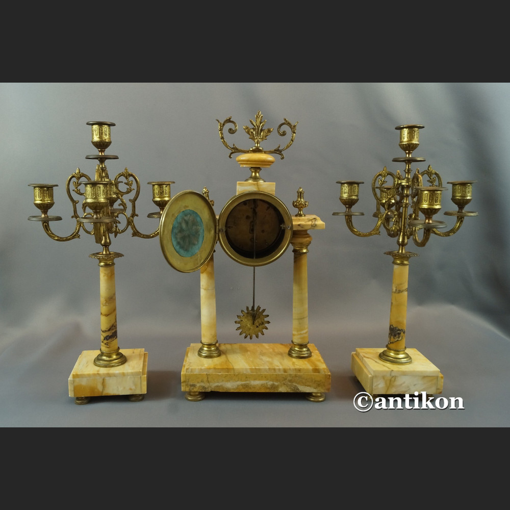 Zegar ze świecznikami z marmuru Zegar ze świecznikami z marmuru