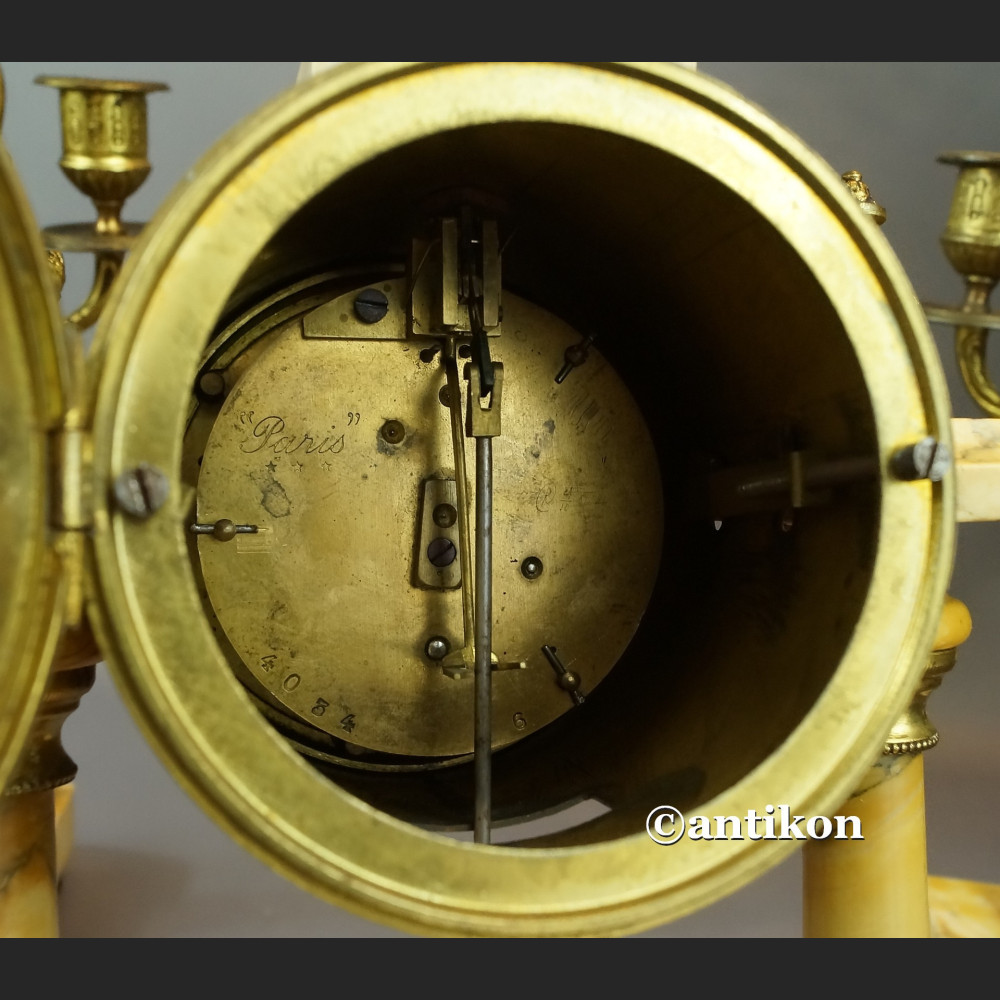 Zegar ze świecznikami z marmuru Zegar ze świecznikami z marmuru