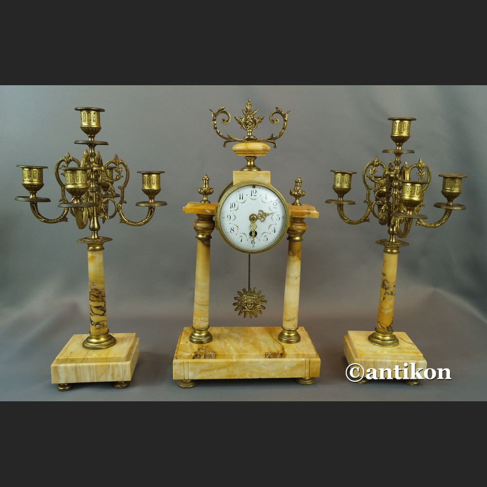 Zegar ze świecznikami z marmuru Zegar ze świecznikami z marmuru