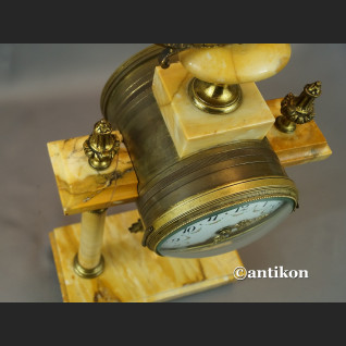 Zegar ze świecznikami z marmuru Zegar ze świecznikami z marmuru