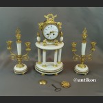Zegar francuski kominkowy biały ze świecznikami