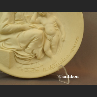 Madonna z Dzieciątkiem włoski relief z alabastru Madonna z Dzieciątkiem włoski relief z alabastru