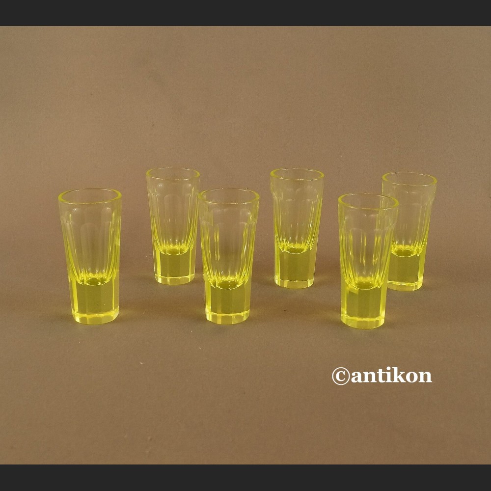 Kieliszki uranowe z Francji 