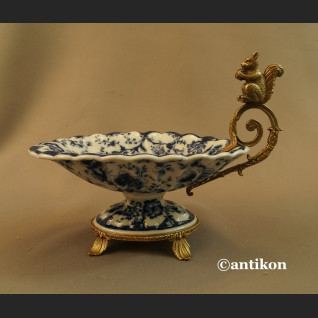 Patera do orzechów z wiewiórką wzór kobaltowy  Patera do orzechów z wiewiórką wzór kobaltowy