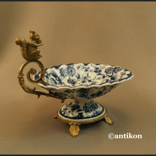 Patera do orzechów z wiewiórką wzór kobaltowy  Patera do orzechów z wiewiórką wzór kobaltowy