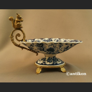 Patera do orzechów z wiewiórką wzór kobaltowy  Patera do orzechów z wiewiórką wzór kobaltowy