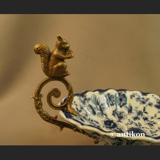 Patera do orzechów z wiewiórką wzór kobaltowy  Patera do orzechów z wiewiórką wzór kobaltowy