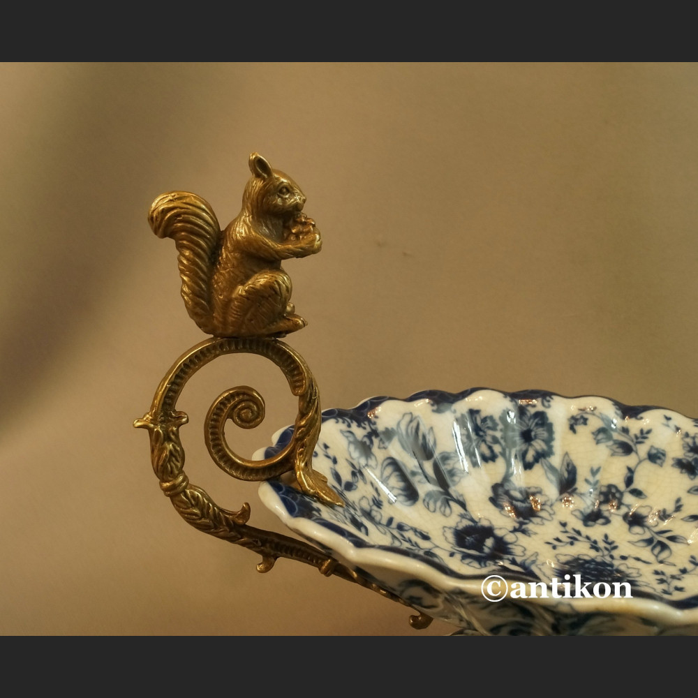 Patera do orzechów z wiewiórką wzór kobaltowy  Patera do orzechów z wiewiórką wzór kobaltowy