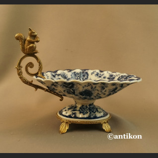 Patera do orzechów z wiewiórką wzór kobaltowy  Patera do orzechów z wiewiórką wzór kobaltowy