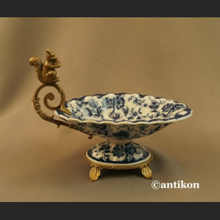 Patera do orzechów z wiewiórką wzór kobaltowy  Patera do orzechów z wiewiórką wzór kobaltowy