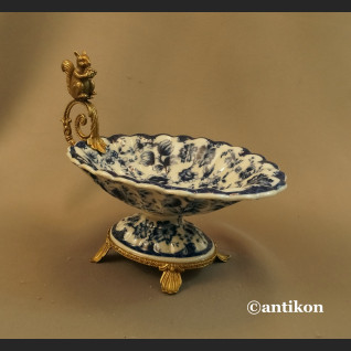 Patera do orzechów z wiewiórką wzór kobaltowy  Patera do orzechów z wiewiórką wzór kobaltowy