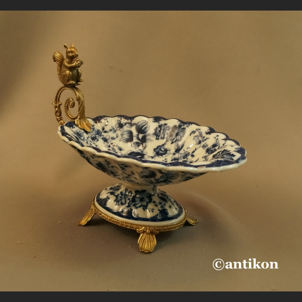 Patera do orzechów z wiewiórką wzór kobaltowy  Patera do orzechów z wiewiórką wzór kobaltowy