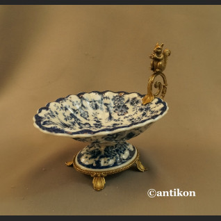 Patera do orzechów z wiewiórką wzór kobaltowy  Patera do orzechów z wiewiórką wzór kobaltowy