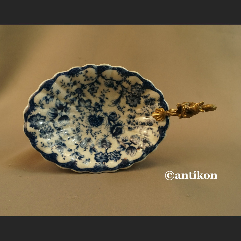 Patera do orzechów z wiewiórką wzór kobaltowy  Patera do orzechów z wiewiórką wzór kobaltowy