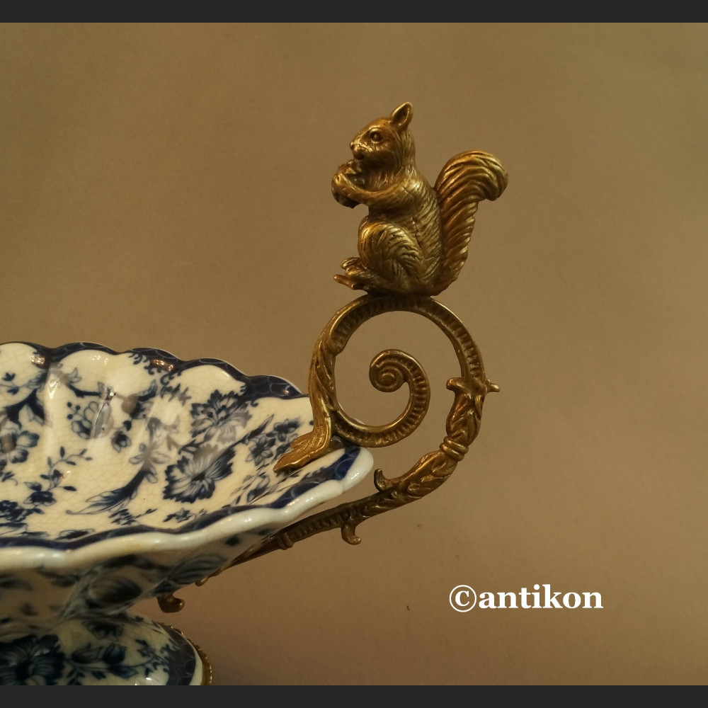 Patera do orzechów z wiewiórką wzór kobaltowy  Patera do orzechów z wiewiórką wzór kobaltowy