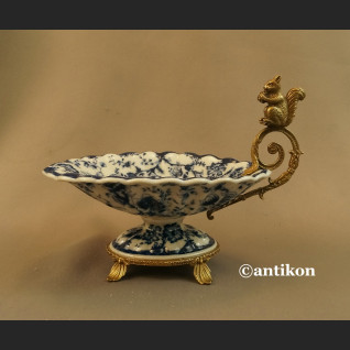 Patera do orzechów z wiewiórką wzór kobaltowy  Patera do orzechów z wiewiórką wzór kobaltowy