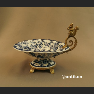 Patera do orzechów z wiewiórką wzór kobaltowy  Patera do orzechów z wiewiórką wzór kobaltowy