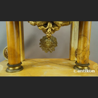 Zegar antyk kominkowy marmurowy z orłem 