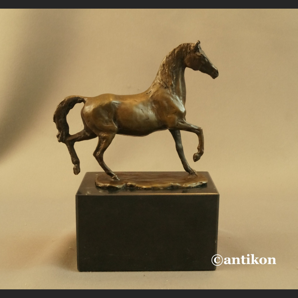Koń w kłusie rzeźba z brązu figura konika