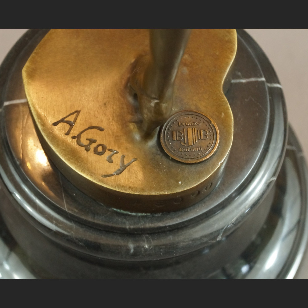 Tancerka z brązu rzeźba dziewczyna z kapeluszem