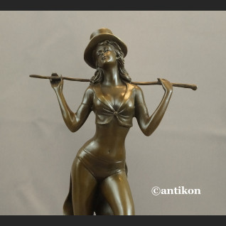 Tancerka z brązu rzeźba dziewczyna z kapeluszem