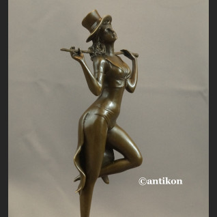 Tancerka z brązu rzeźba dziewczyna z kapeluszem