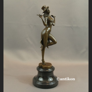 Tancerka z brązu rzeźba dziewczyna z kapeluszem