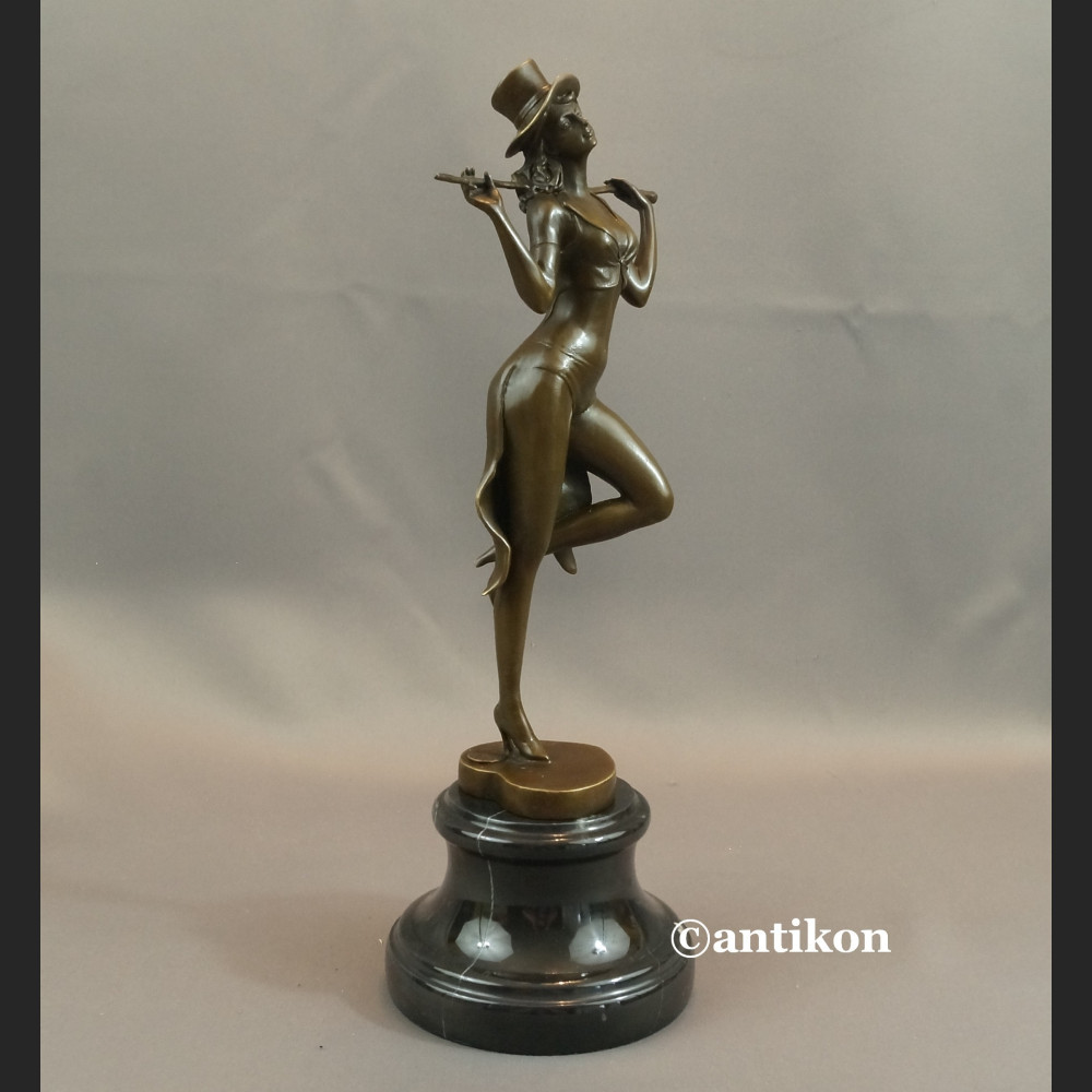 Tancerka z brązu rzeźba dziewczyna z kapeluszem