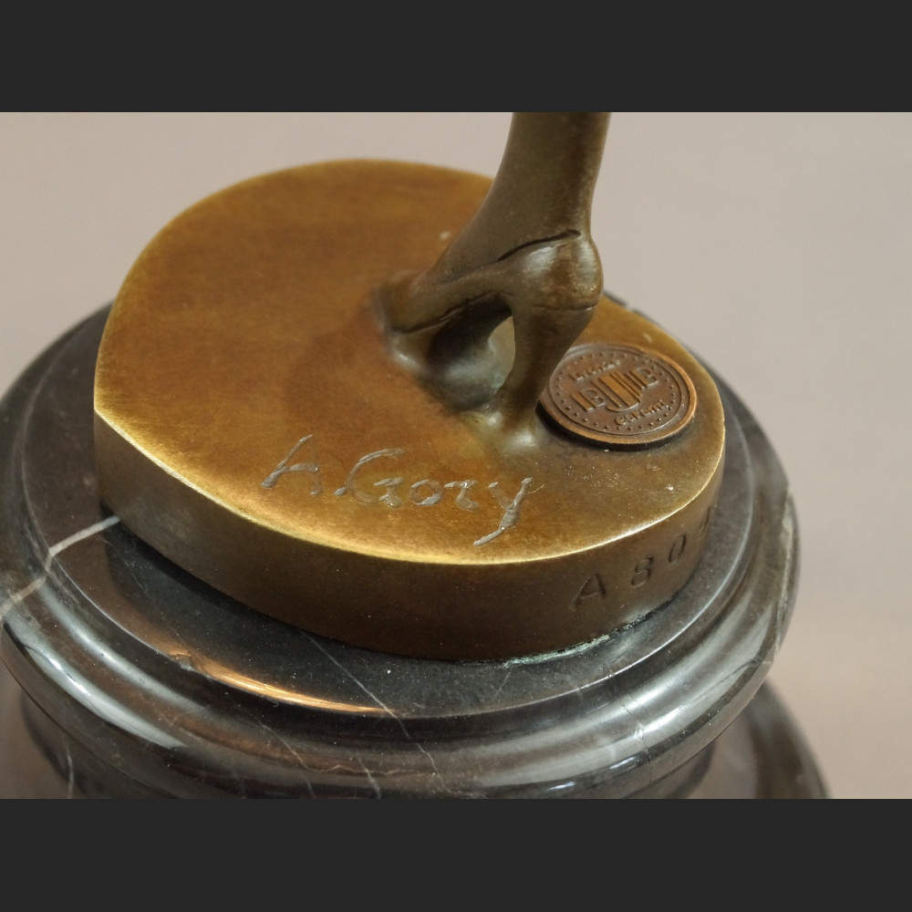 Tancerka z brązu rzeźba dziewczyna z kapeluszem