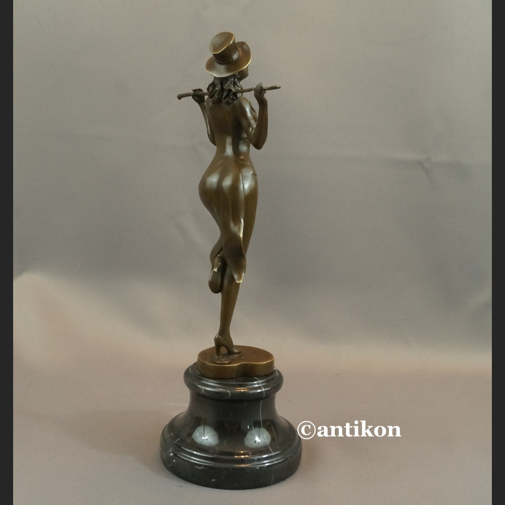 Tancerka z brązu rzeźba dziewczyna z kapeluszem