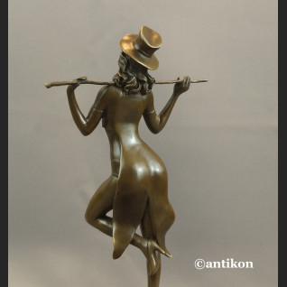 Tancerka z brązu rzeźba dziewczyna z kapeluszem