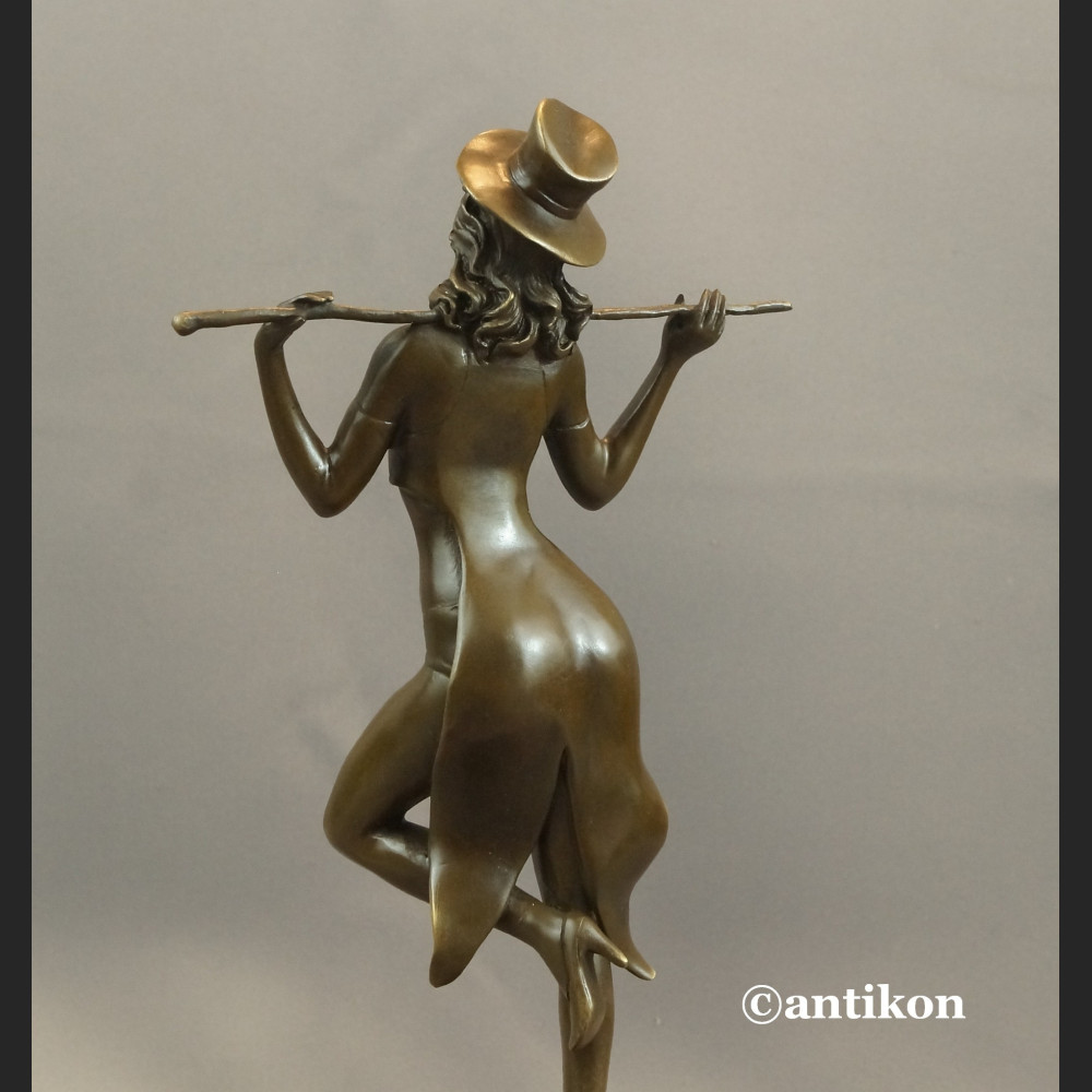 Tancerka z brązu rzeźba dziewczyna z kapeluszem