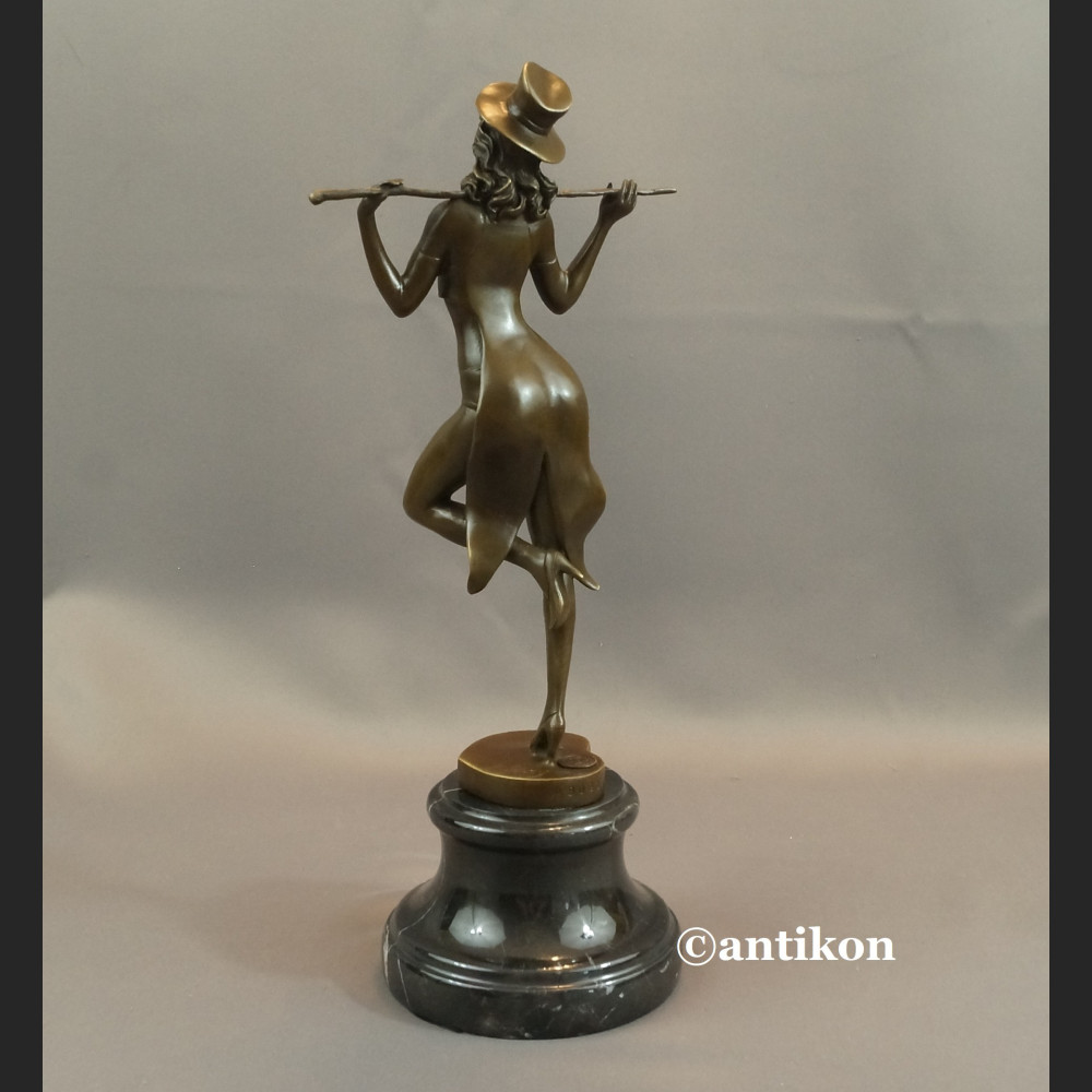 Tancerka z brązu rzeźba dziewczyna z kapeluszem