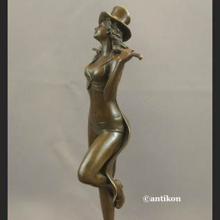Tancerka z brązu rzeźba dziewczyna z kapeluszem