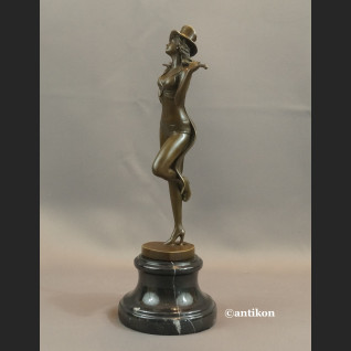 Tancerka z brązu rzeźba dziewczyna z kapeluszem