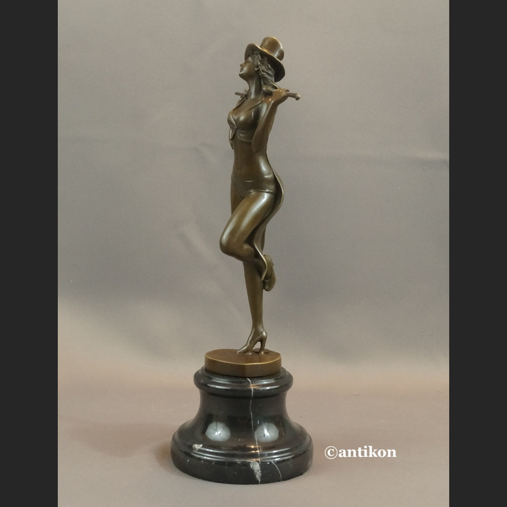 Tancerka z brązu rzeźba dziewczyna z kapeluszem