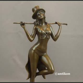 Tancerka z brązu rzeźba dziewczyna z kapeluszem