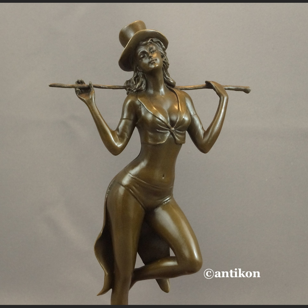 Tancerka z brązu rzeźba dziewczyna z kapeluszem