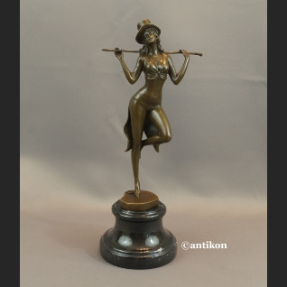 Tancerka z brązu rzeźba dziewczyna z kapeluszem