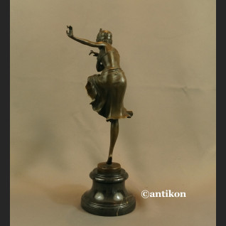 Tancerka rzeźba z brązu w stylu art deko  Tancerka rzeźba z brązu w stylu art deko