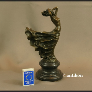 Figurki art deco dziewczyna w długiej sukni piękna rzeźba 