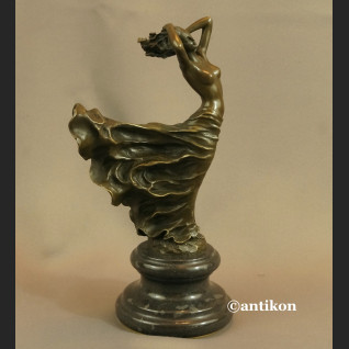 Figurki art deco dziewczyna w długiej sukni piękna rzeźba 