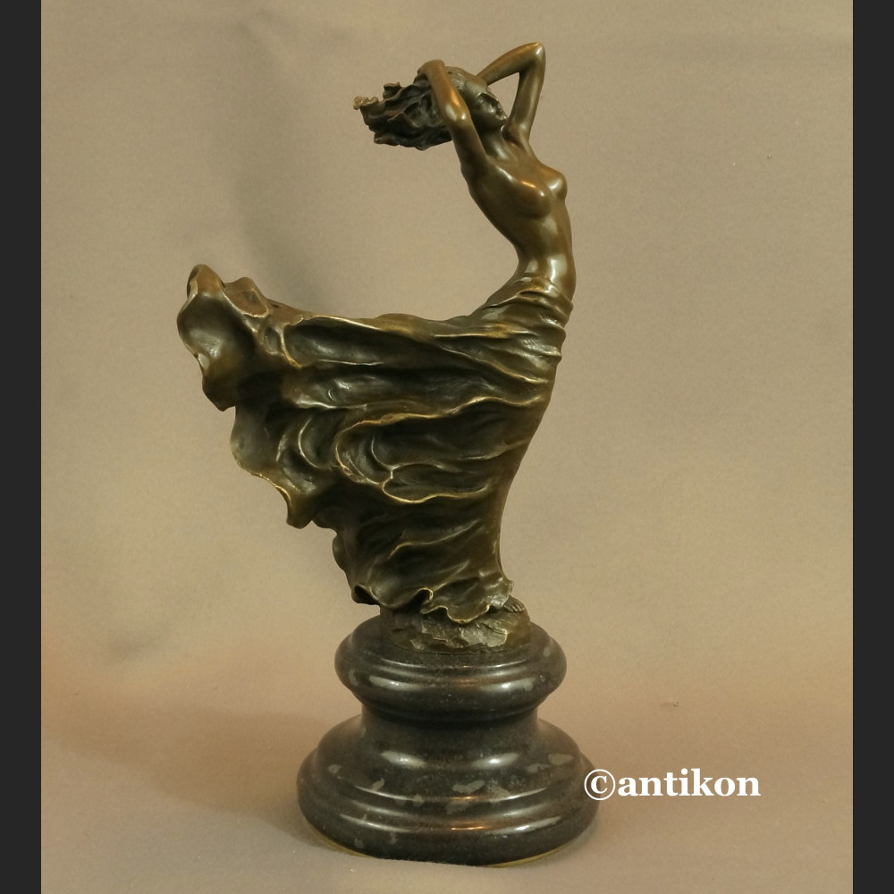 Figurki art deco dziewczyna w długiej sukni piękna rzeźba 