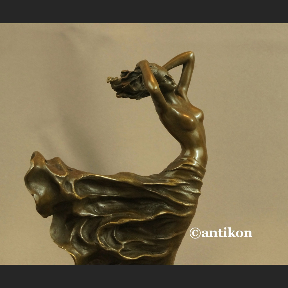 Figurki art deco dziewczyna w długiej sukni piękna rzeźba 