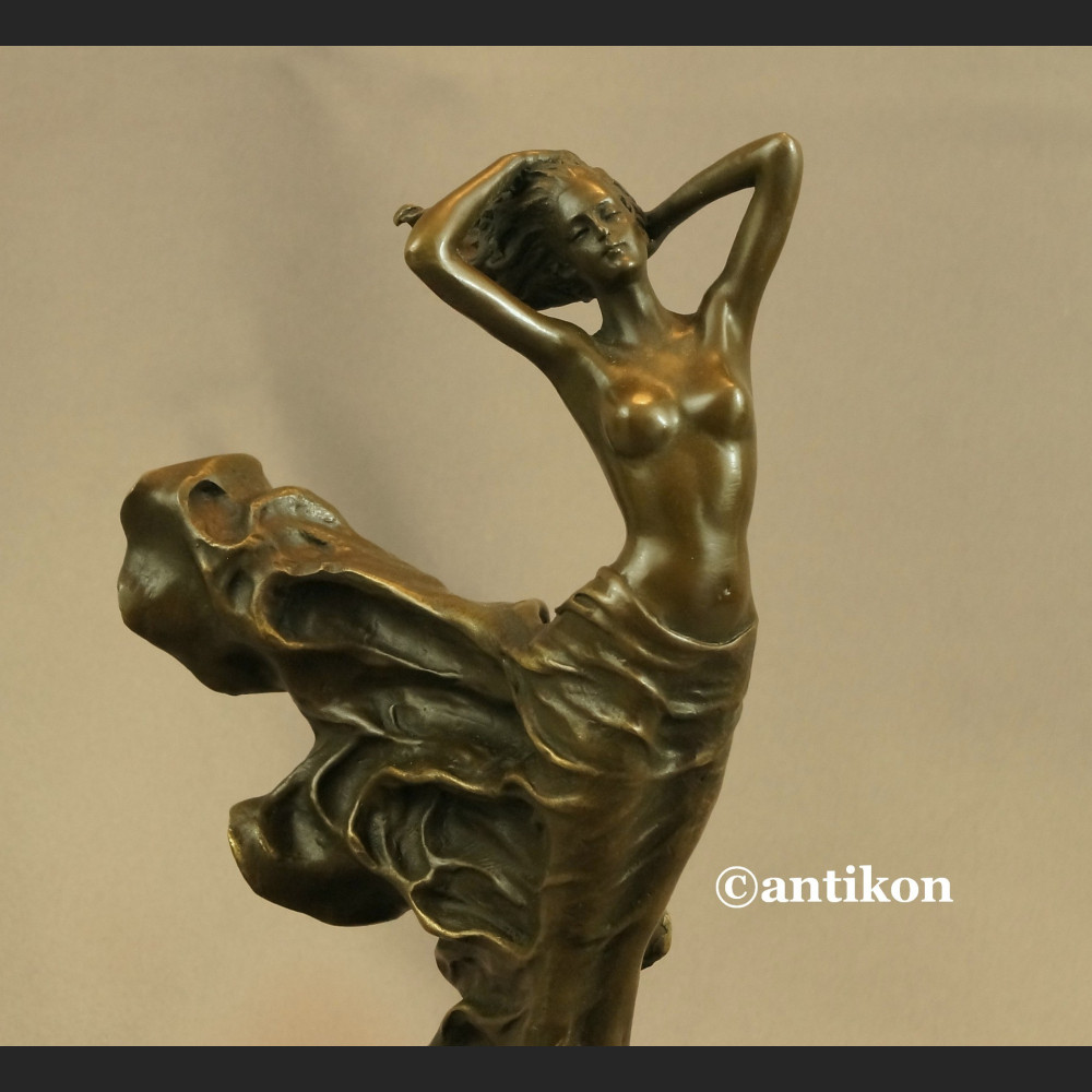 Figurki art deco dziewczyna w długiej sukni piękna rzeźba 