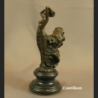 Figurki art deco dziewczyna w długiej sukni piękna rzeźba 