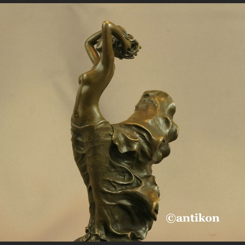 Figurki art deco dziewczyna w długiej sukni piękna rzeźba 