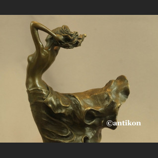 Figurki art deco dziewczyna w długiej sukni piękna rzeźba 