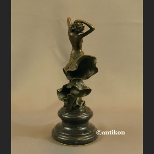 Figurki art deco dziewczyna w długiej sukni piękna rzeźba 